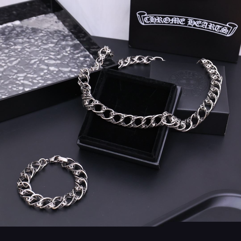 Ch**me He**ts necklaces